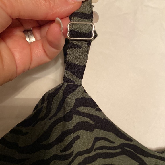 Hollister Top Size Small Animal Print - Picture 4 of 4